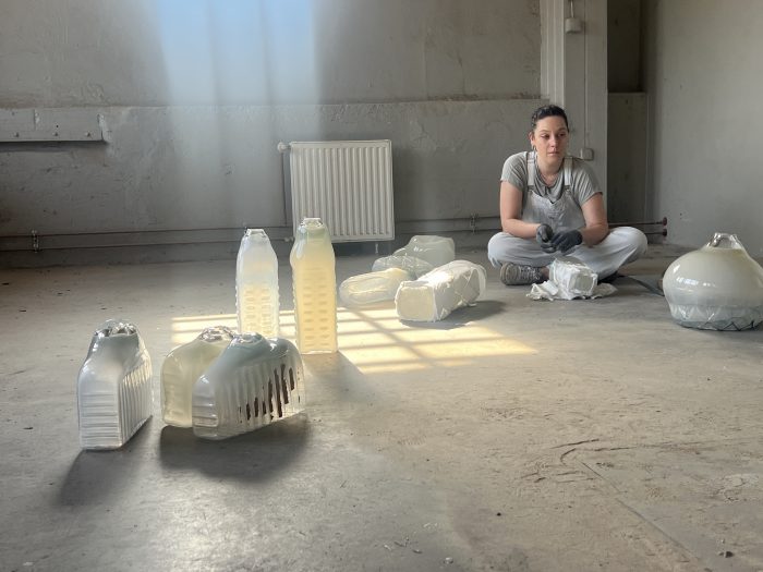 Dagmar Gerke sitz in eine Raum mit Glasobjekten